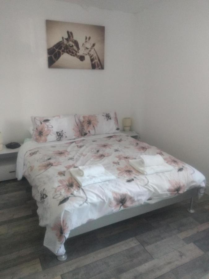 Cheltenham - 3 Bedroom, Parking, Disneyplus Exterior photo